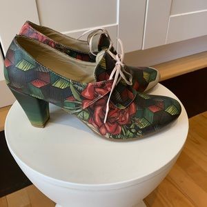 DOGO size 39 / 8 US  vegan and sustainable heels